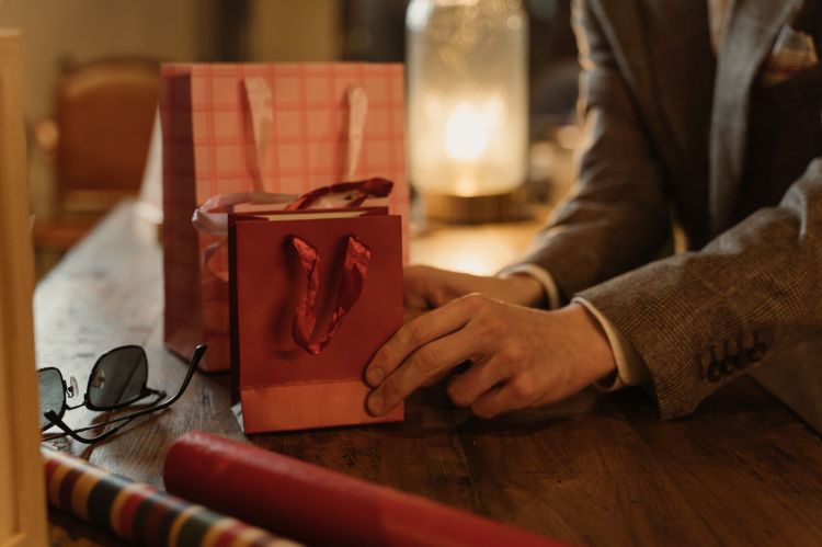 Holiday Content Checklist for Retailers: What to Prepare Before the&nbsp;Rush